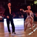 Jakub Lipowski ze swoją partnerką podczas występu na turnieju tanecznym. Jakub Lipowski jest utytułowanym tancerzem, założycielem DanceZone i instruktorem tańców latynoamerykańskich.