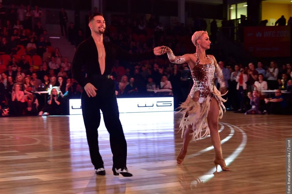Jakub Lipowski wraz z partnerką podczas konkursu tańca towarzyskiego. Jakub Lipowski jest trenerem DanceZone i właścicielem szkoły tańca.