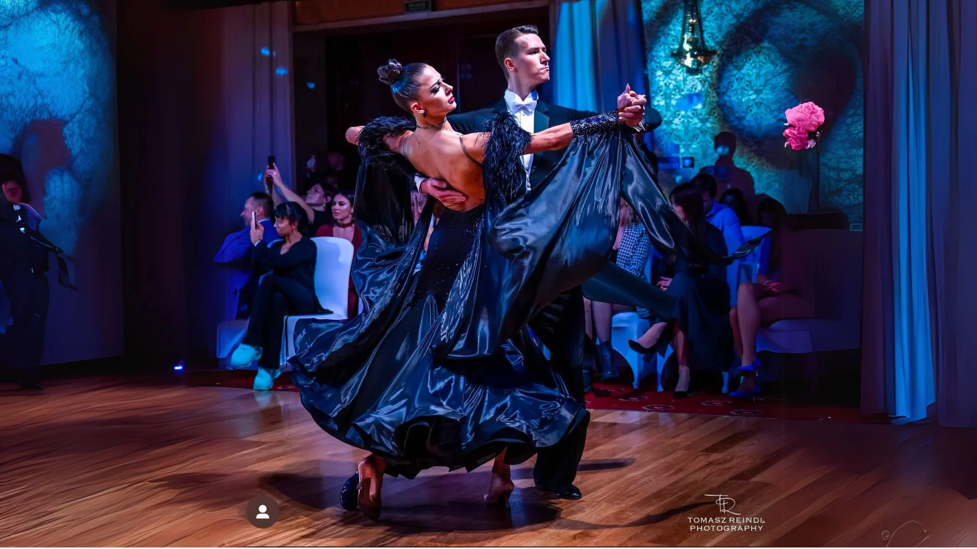 Krystian Baryczka tańczy ze swoją partnerką walca wiedeńskiego. W szkole tańca DanceZone uczy on tańców standardowych.