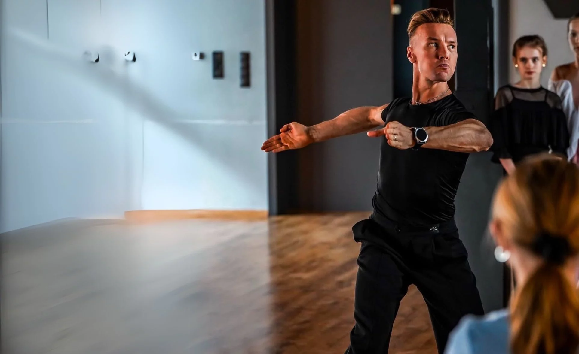 Zdjęcie Marka Kosatego podczas zajęć Campu z tancerzami. Marek Kosaty jest wielokrotnym mistrzem świata w tańcu towarzyskim standardowym i instruktorem w DanceZone Bydgoszcz.