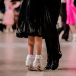 Dzieci tańczą taniec towarzyski. W DanceZone prowadzone są zajęcia indywidualne i grupowe z tańca towarzyskiego dla dzieci.