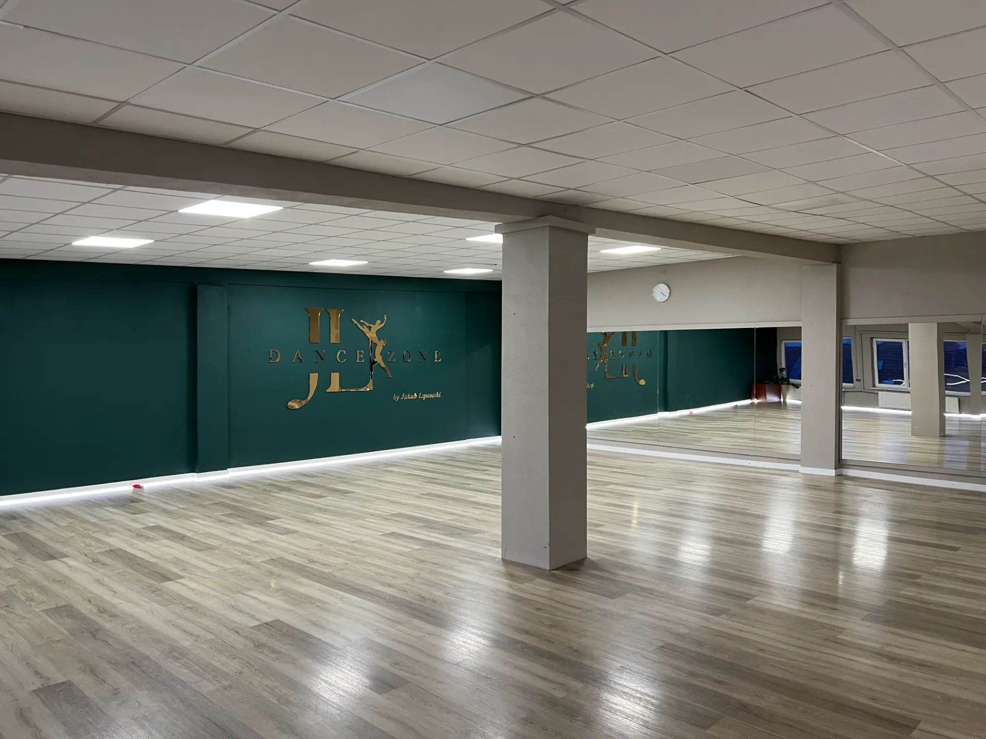Duża sala do tańca w Szkole Tańca DanceZone Bydgoszcz.