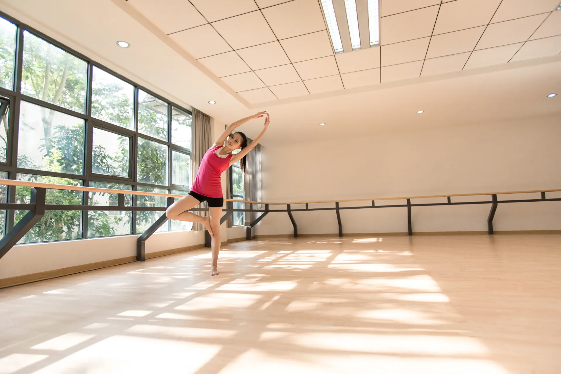 Kobieta ćwiczy taniec na sali do tańca.