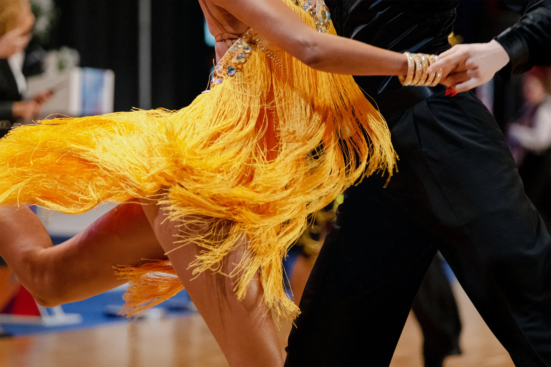 Para dzieci tańczy taniec towarzyski. W DanceZone prowadzone są zajęcia z tańca towarzyskiego dla dzieci.