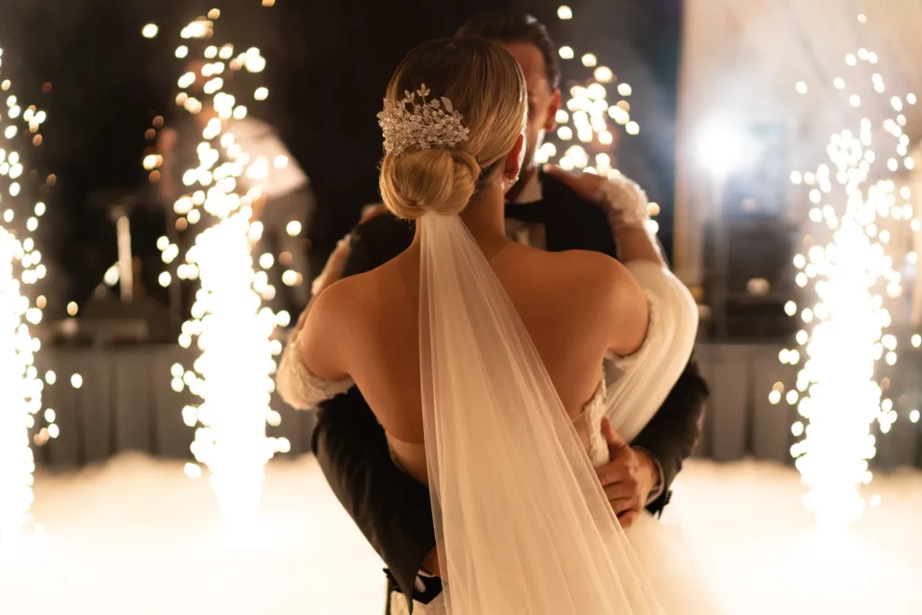 Para nowożeńców tańczy pierwszy taniec na weselu. W szkole Tańca Bydgoszcz DanceZone prowadzona jest nauka pierwszego tańca.