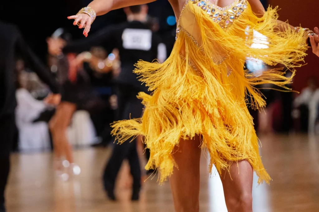 Tancerka tańczy w pięknym stroju. DanceZone prowadzi online z akcesoriami do tańca.