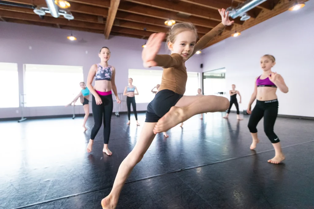 Dzieci tańczą na sali. Szkoła tańca DanceZone w Bydgoszczy prowadzi zajęcia taneczne dla dzieci.