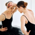 Zamyślona tancerka myśli nad błędami popełnionymi na turnieju tanecznym i zastanawia się jak mogła ich uniknąć.