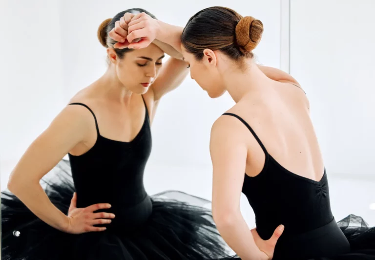 Zamyślona tancerka myśli nad błędami popełnionymi na turnieju tanecznym i zastanawia się jak mogła ich uniknąć.